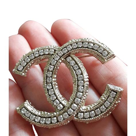 chanel brooch for women.